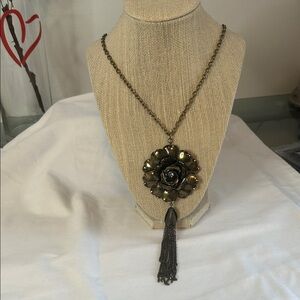 Elegant Gold Flower Pendant Necklace